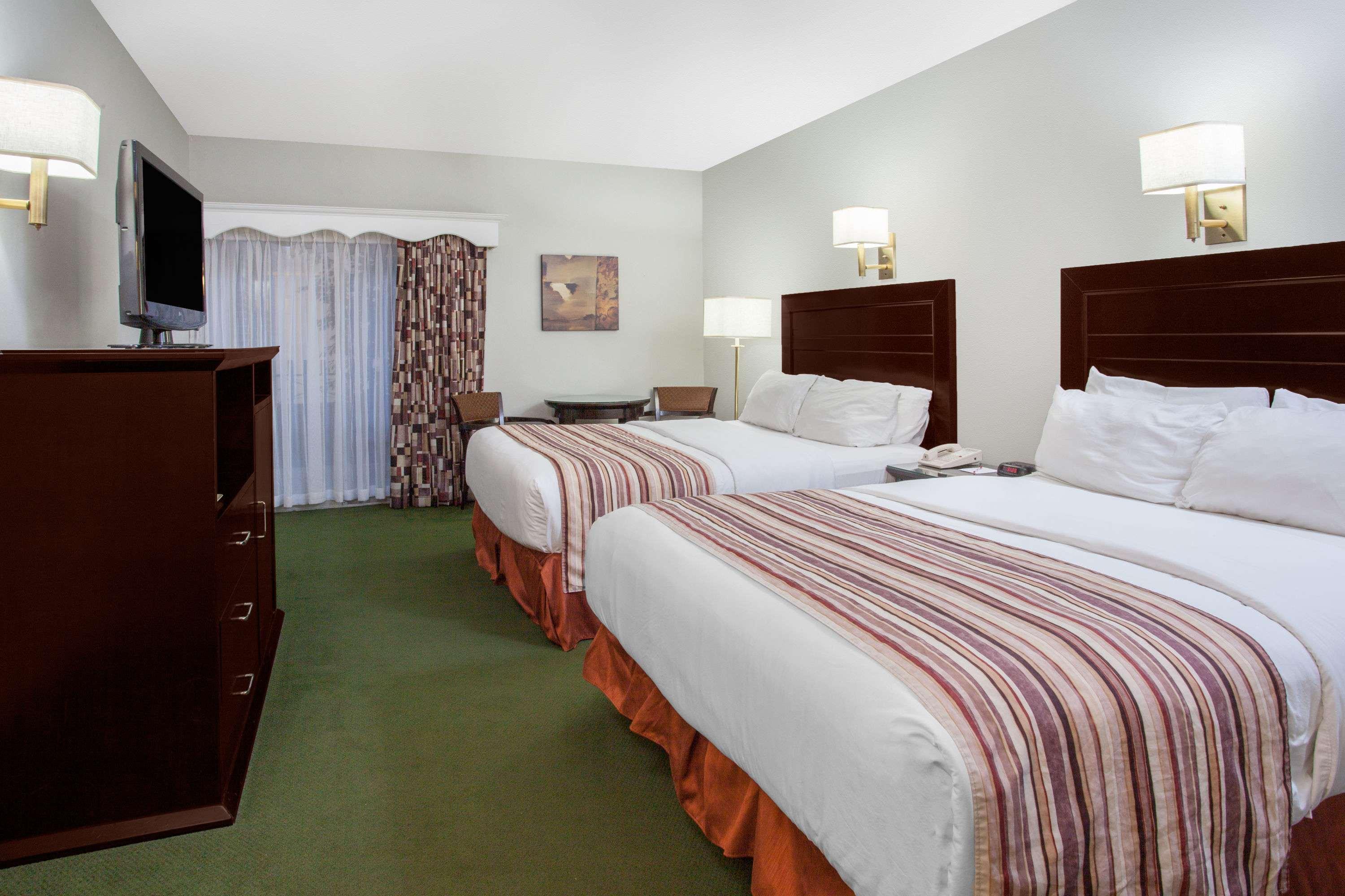 מלון Ramada By Wyndham פרדריקטון מראה חיצוני תמונה